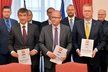 Šéfové koaličních stran Andrej Babiš (ANO), Bohuslav Sobotka (ČSSD) a Pavel Bělobrádek (KDU-ČSL) s podepsanými koaličními smlouvami