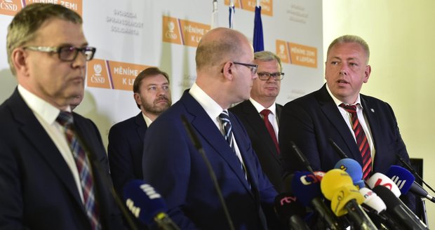 Chovanec bojovně: „ČSSD vyhraje volby.“ Sobotka sklidil potlesk vestoje