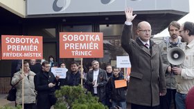Bohuslava Sobotku přivítali před budovou sjezdu ČSSD jeho příznvci