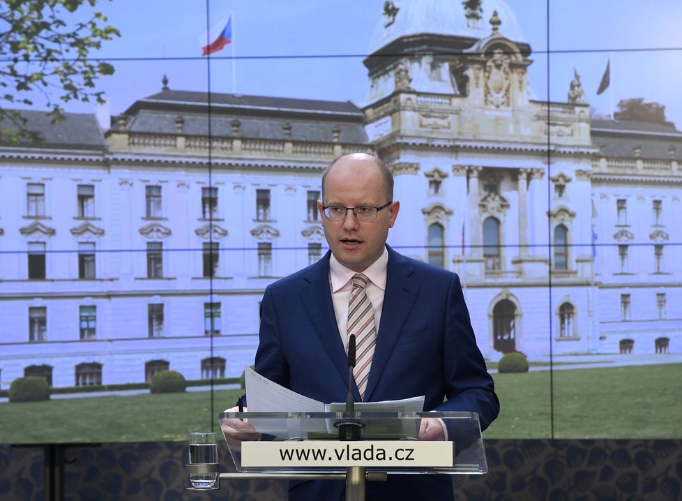 Premiér Sobotka oznámil, že na Hrad poslal demisi ministryně školství i návrh na jmenování jejího nástupce.