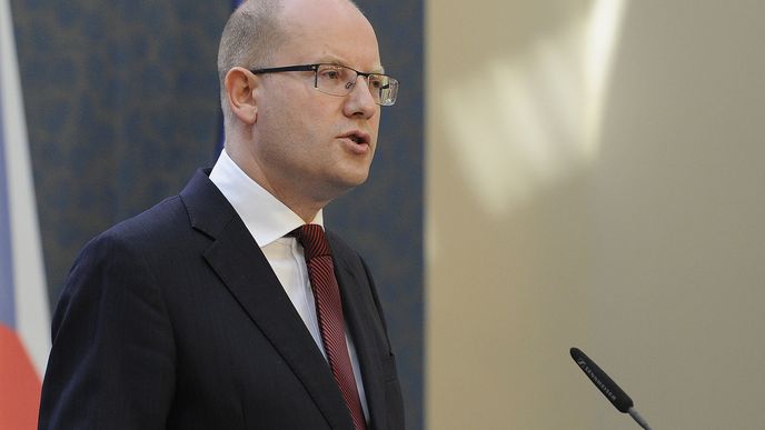 Premiér Bohuslav Sobotka (ČSSD) oznámil 2. května 2017, že vláda podá demisi