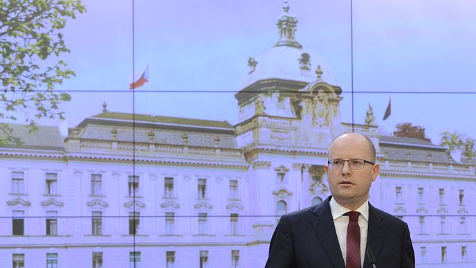 Premiér Bohuslav Sobotka (ČSSD) oznámil 2. května 2017, že vláda podá demisi