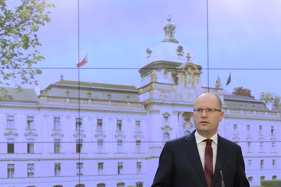 Premiér Bohuslav Sobotka (ČSSD) oznámil 2. května 2017, že vláda podá demisi.