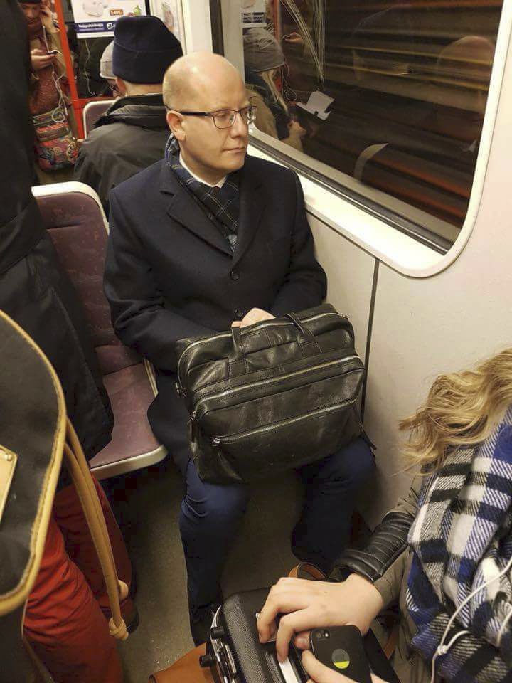 Expremiér Bohuslav Sobotka (ČSSD) vyměnil vládní limuzínu za metro.