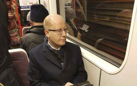 Expremiér Bohuslav Sobotka (ČSSD) vyměnil vládní limuzínu za metro