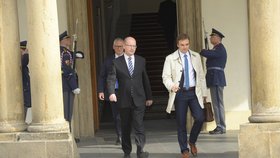 Premiér Sobotka po schůzce s Milošem Zemanem na Hradě, během které se k němu prezident otočil zády a odešel (4. 5. 2017).