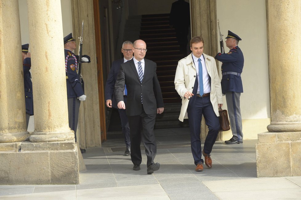 Sobotka po schůzce s Milošem Zemanem na Hradě, během které se k němu prezident otočil zády a odešel (4.5.2017)