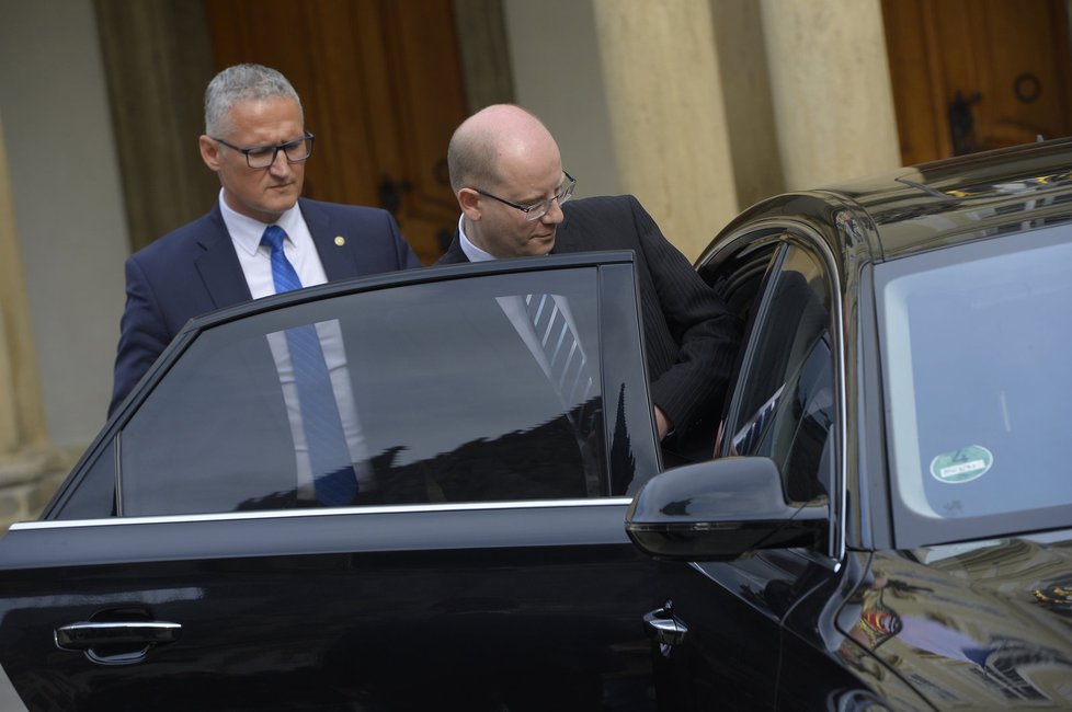 Premiér Sobotka po schůzce s Milošem Zemanem na Hradě, během které se k němu prezident otočil zády a odešel (4.5.2017)