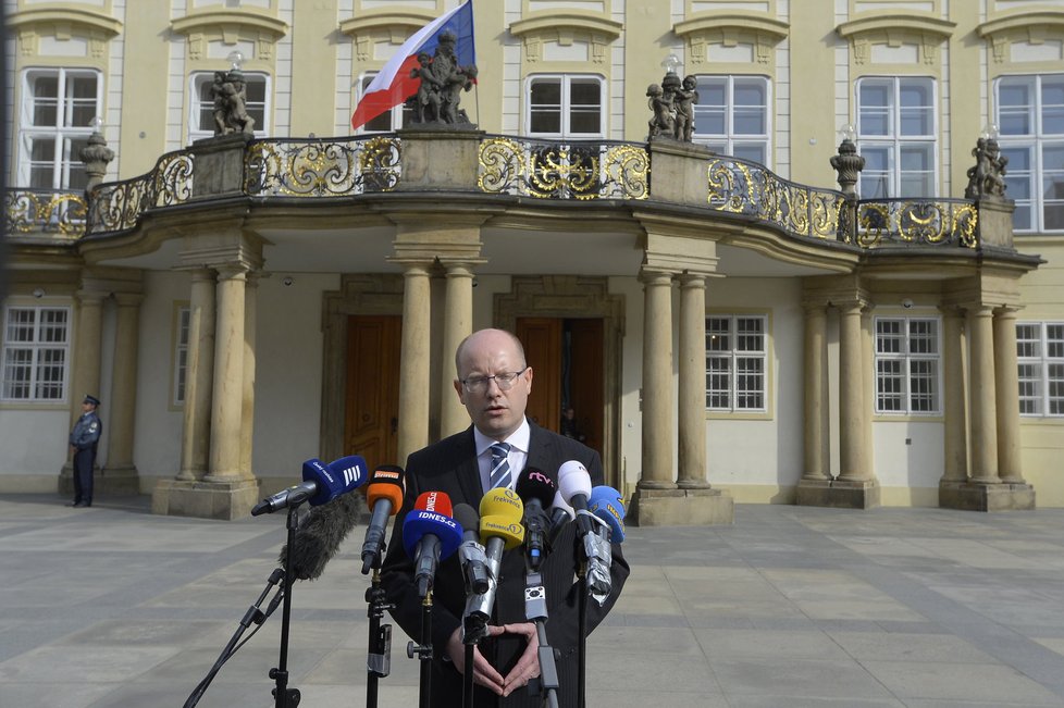 Premiér Sobotka po schůzce s Milošem Zemanem na Hradě, během které se k němu prezident otočil zády a odešel (4.5.2017).