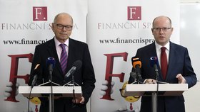 Premiér Sobotka s ministrem financí Pilným po bilanční schůzce