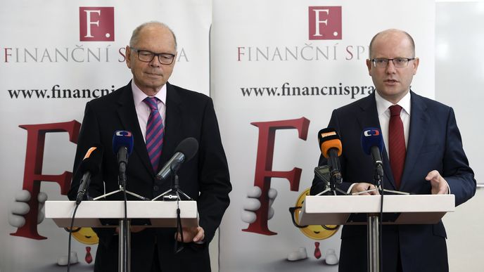 Premiér Sobotka s ministrem financí Pilným po bilanční schůzce