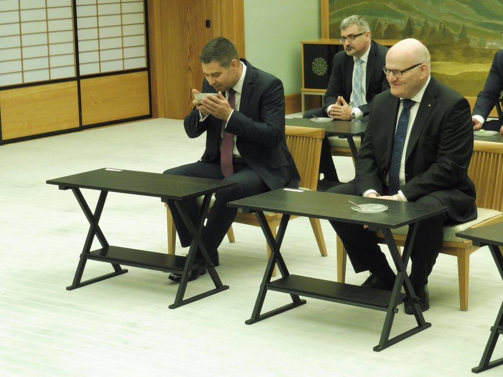 Premiér Sobotka s ministry Hermanem a Havlíčkem a dalšími členy delegace se zúčastnili tradičního japonského čajového obřadu