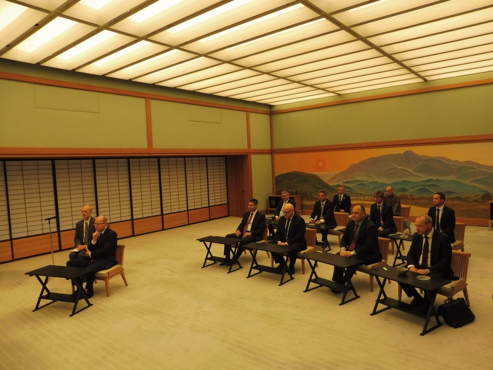 Premiér Sobotka s ministry Hermanem a Havlíčkem a dalšími členy delegace se zúčastnili tradičního japonského čajového obřadu.