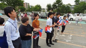Blesk Zprávy v Japonsku: Mávači s českými vlaječkami v Kjótu