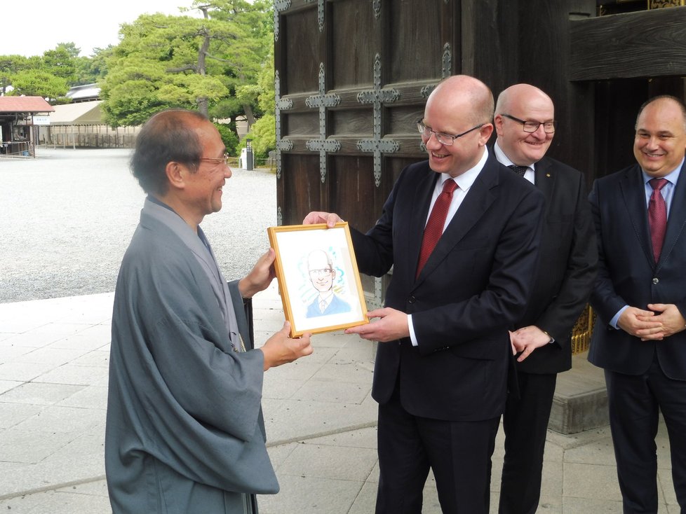 Sobotka navštívil v Kjótu Šógunský palác. Od starosty dostal karikaturu.
