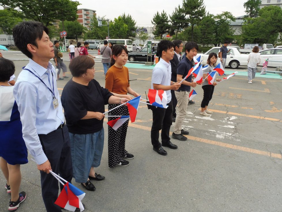 Sobotka navštívil v Kjótu Šógunský palác. Před ním ho čekali Japonci s českými vlaječkami.