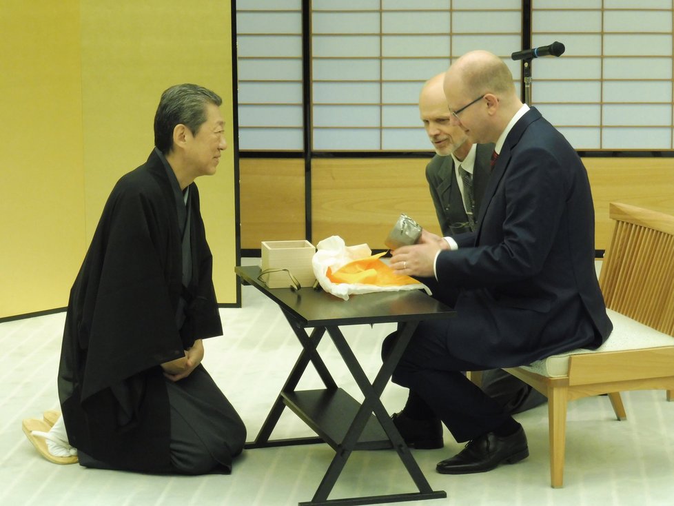 Premiér Sobotka se zúčastnil tradičního japonského čajového obřadu