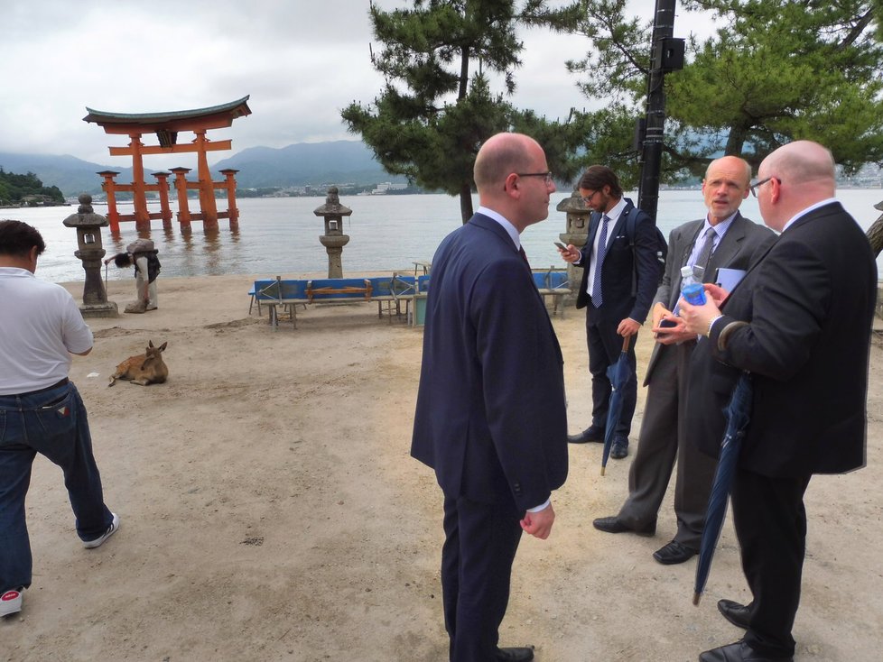 Sobotkova japonská mise: Premiér zavítal i na ostrov Mijadžima