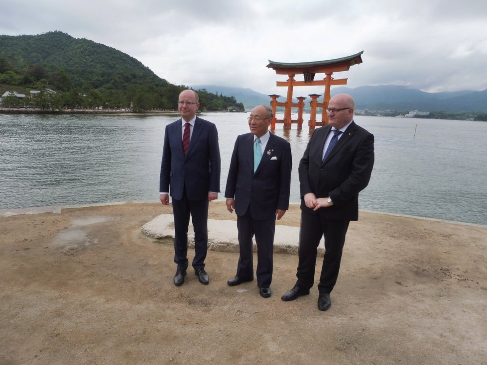 Sobotkova japonská mise: Premiér zavítal i na ostrov Mijadžima