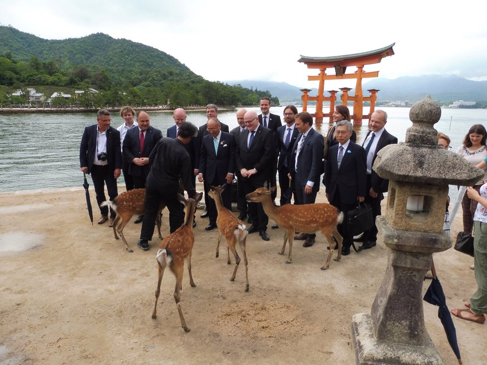 Sobotkova japonská mise: Premiér zavítal i na ostrov Mijadžima