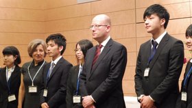 Sobotka dostal na tokijské univerzitě Josai čestný titul, jeho přednášce přihlíželi i japonští studenti, kteří se dobrovolně učí češtinu.