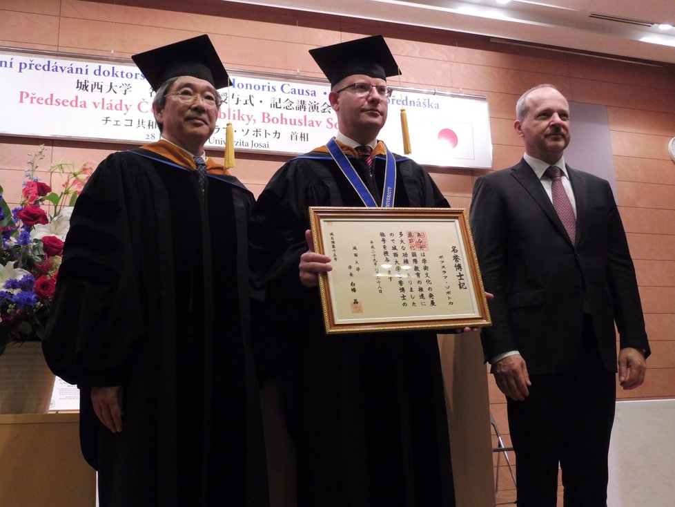 Sobotka dostal na tokijské univerzitě Josai čestný titul. Vpravo český velvyslanec v okiu Tomáš Dub