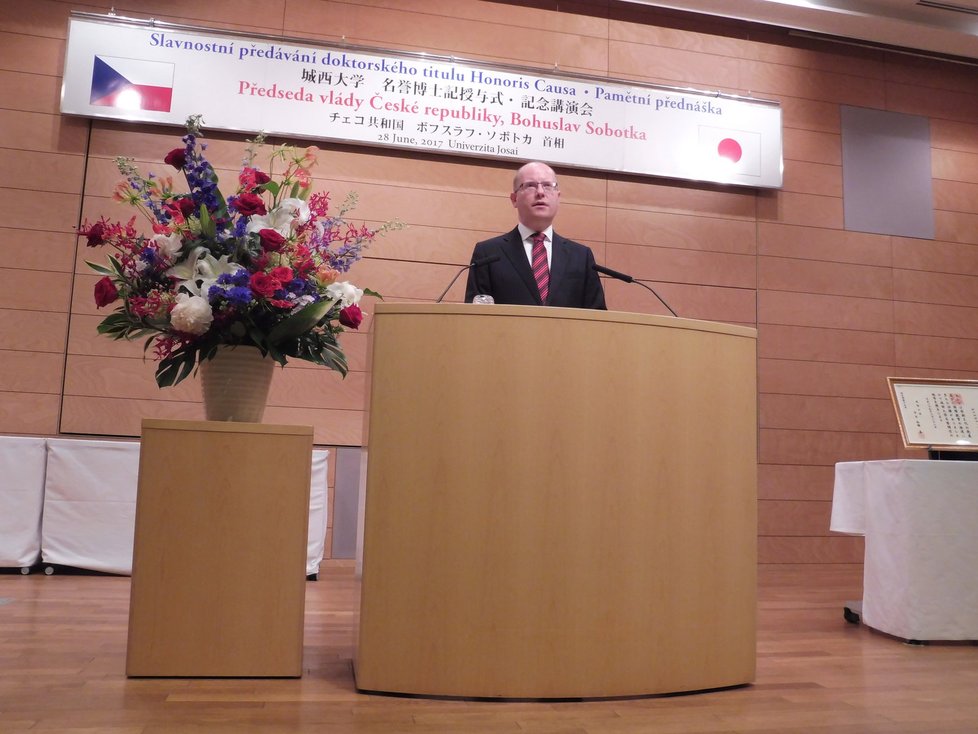 Sobotka dostal na tokijské univerzitě Josai čestný titul, jeho přednášce přihlíželi i japonští studenti, kteří se dobrovolně učí češtinu