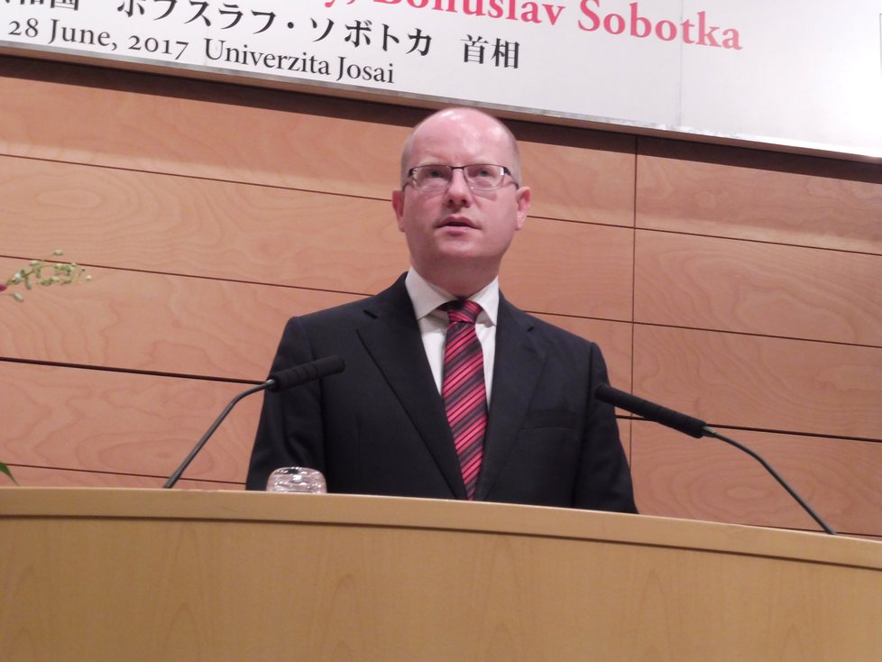 Sobotka dostal na tokijské univerzitě Josai čestný titul, jeho přednášce přihlíželi i japonští studenti, kteří se dobrovolně učí češtinu.