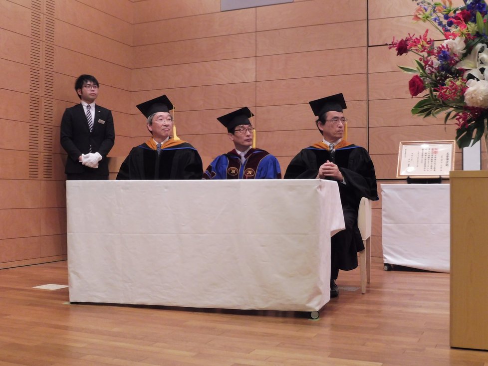 Sobotka dostal na tokijské univerzitě Josai čestný titul.
