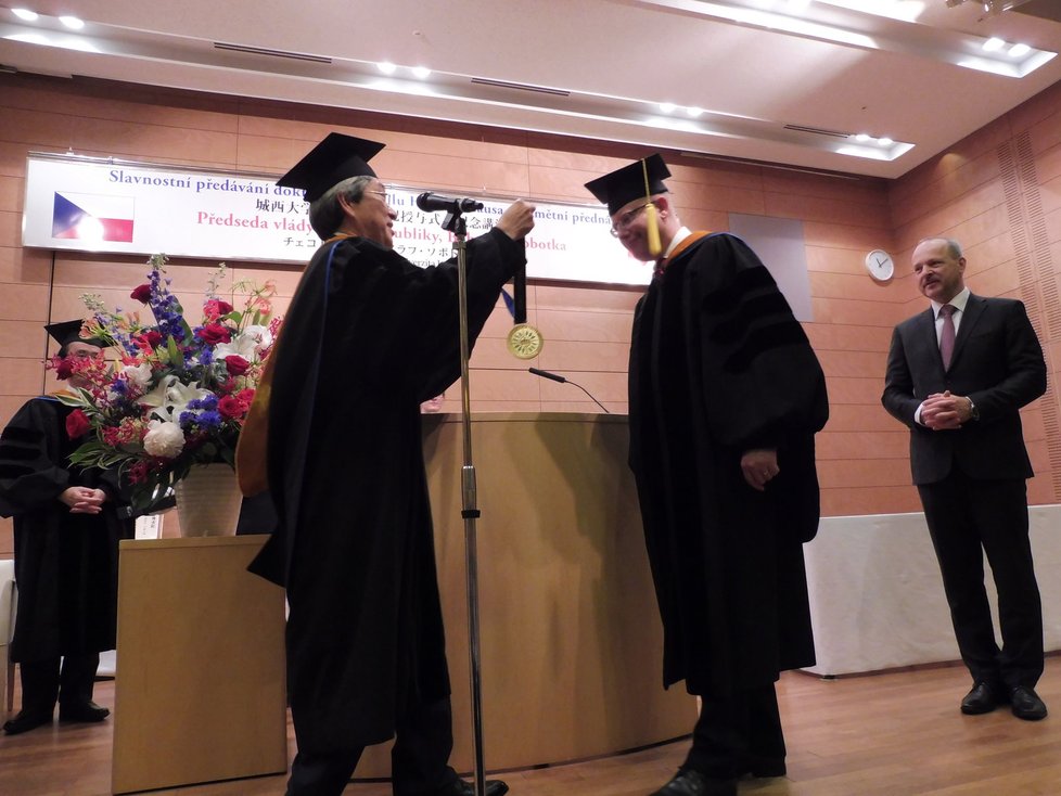 Sobotka dostal na tokijské univerzitě Josai čestný titul