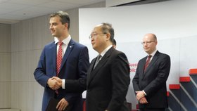 Sobotkova japonská mise: V rámci podnikatelského fóra byla přijata i různá memoranda. Vlevo generální ředitel CzechInvestu Karel Kučera