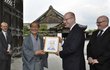 Premiér Bohuslav Sobotka dostal v japonském Kjótu od starosty karikaturu