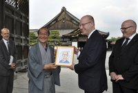 Japonci nás mají rádi, říká Čech. Proč nosí roušky a jak vnímají císaře?