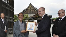 Premiér Bohuslav Sobotka dostal v japonském Kjótu od starosty karikaturu