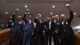 Přípitek saké na českém velvyslanectví v Tokiu během návštěv Bohuslava Sobotky v Japonsku