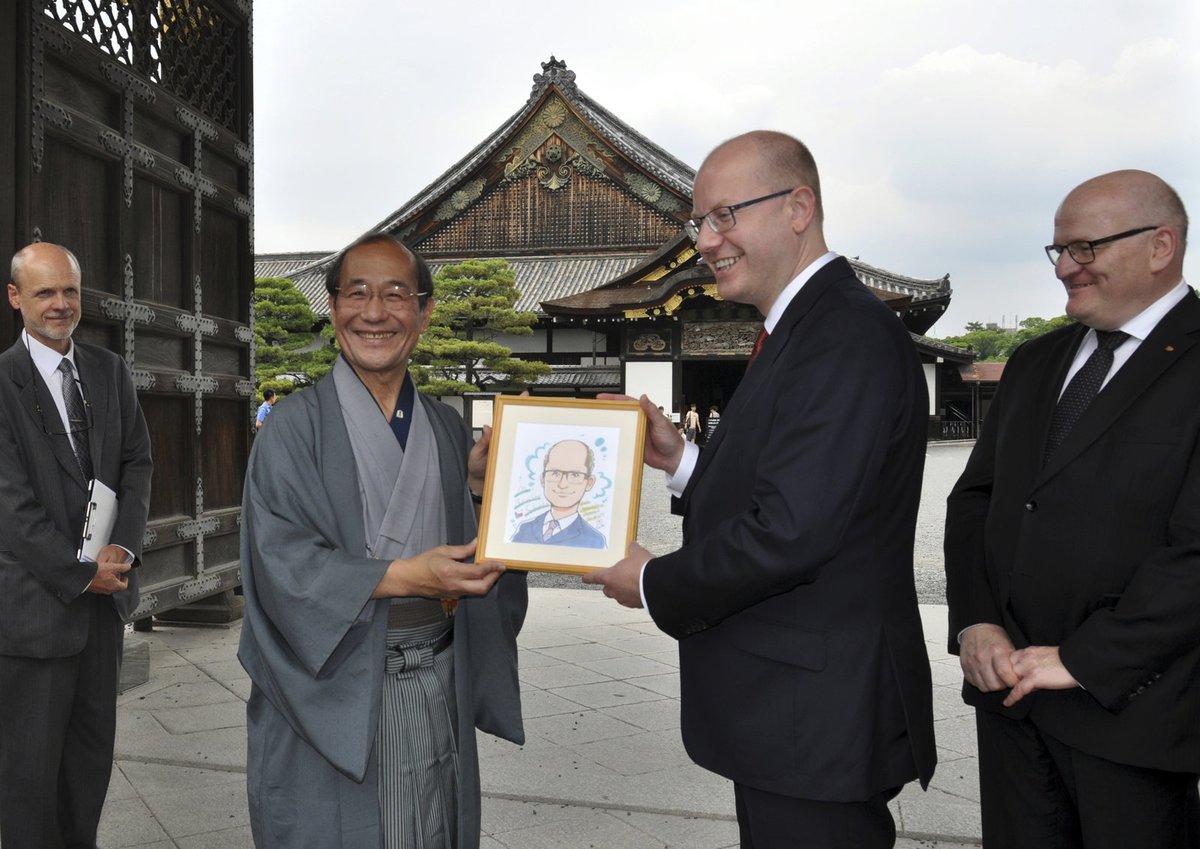 Premiér Bohuslav Sobotka dostal v japonském Kjótu od starosty karikaturu