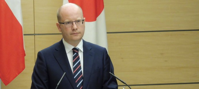 Premiér Bohuslav Sobotka na tiskovce spolu s japonským prezidentem Šinzem Abem