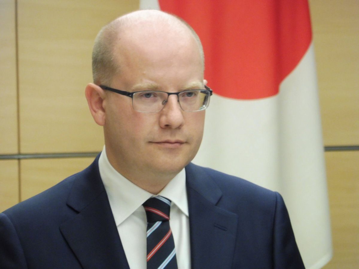 Premiér Bohuslav Sobotka na tiskovce spolu s japonským prezidentem Šinzem Abem