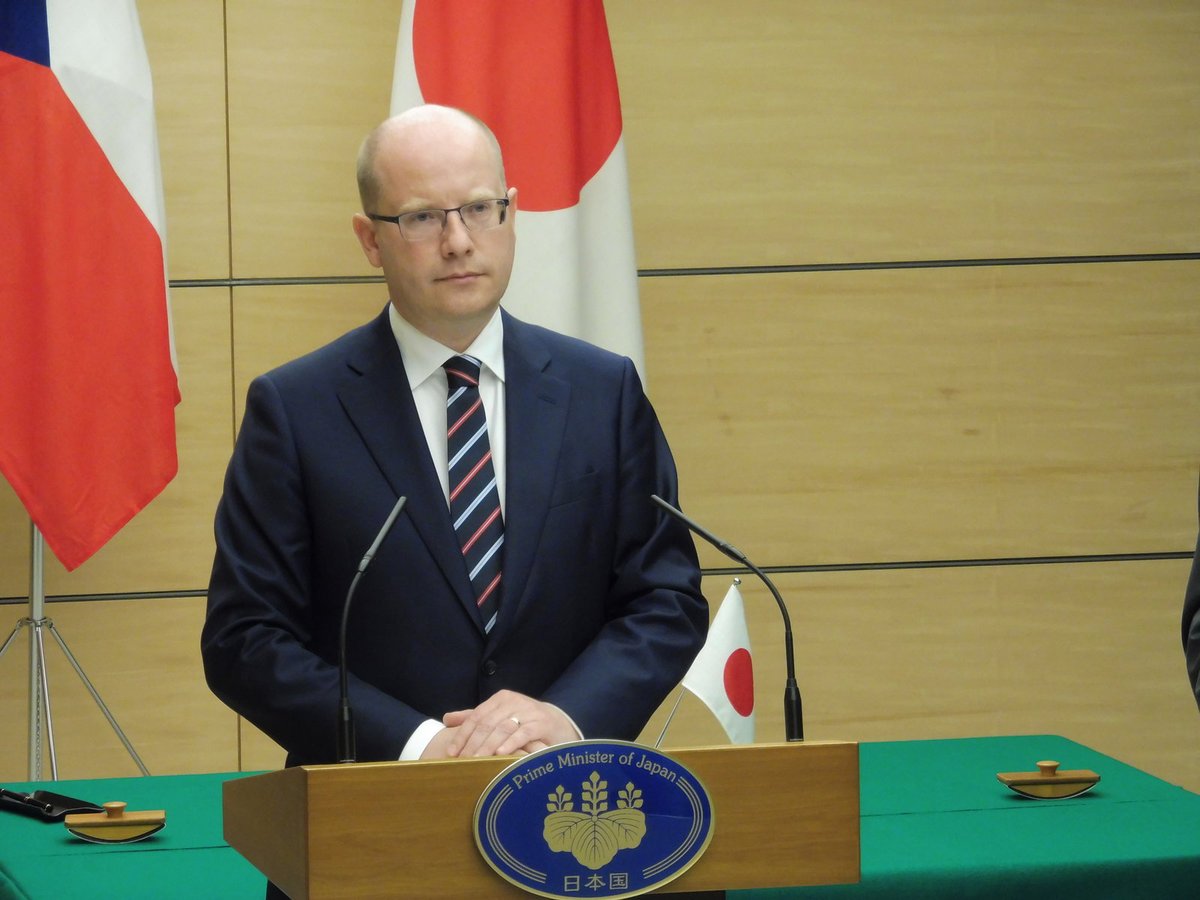 Premiér Bohuslav Sobotka na tiskovce spolu s japonským prezidentem Šinzem Abem