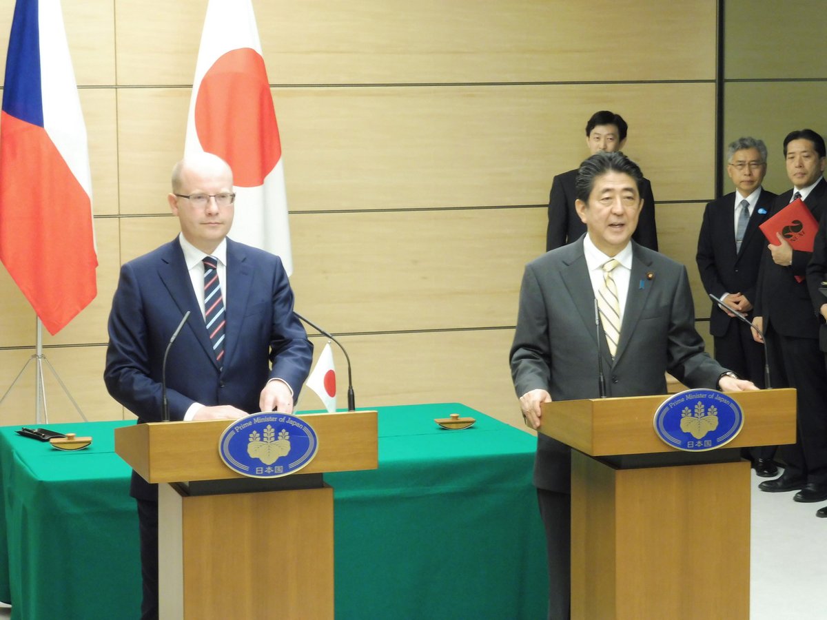 Premiér Bohuslav Sobotka na tiskovce spolu s japonským prezidentem Šinzem Abem