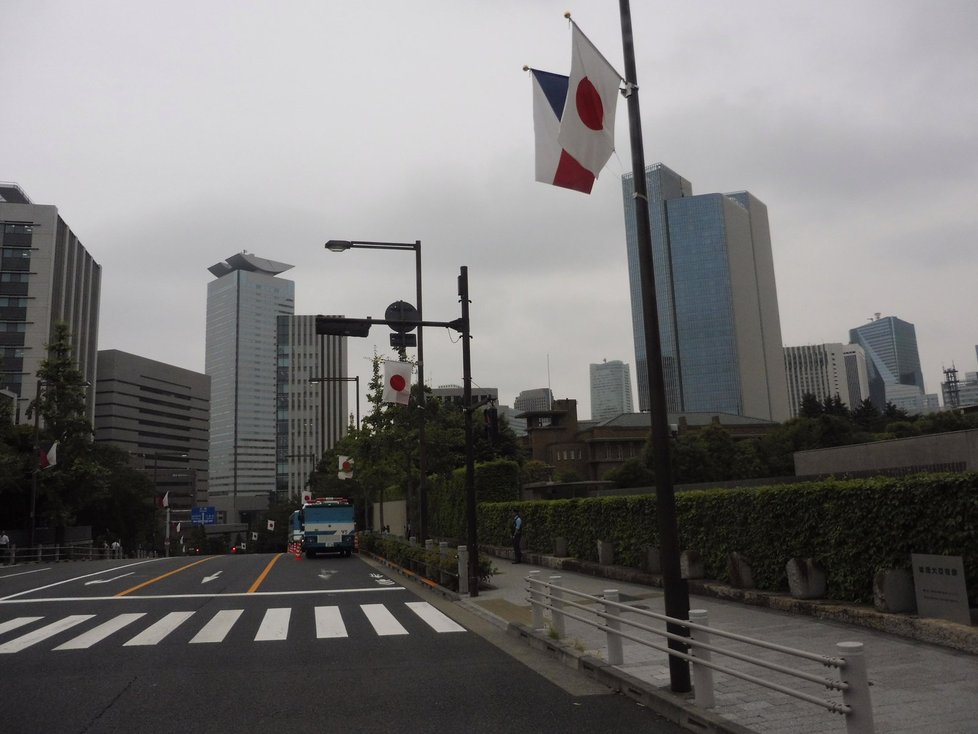 Sobotkova japonská mise: České a japonské vlajky v ulicích
