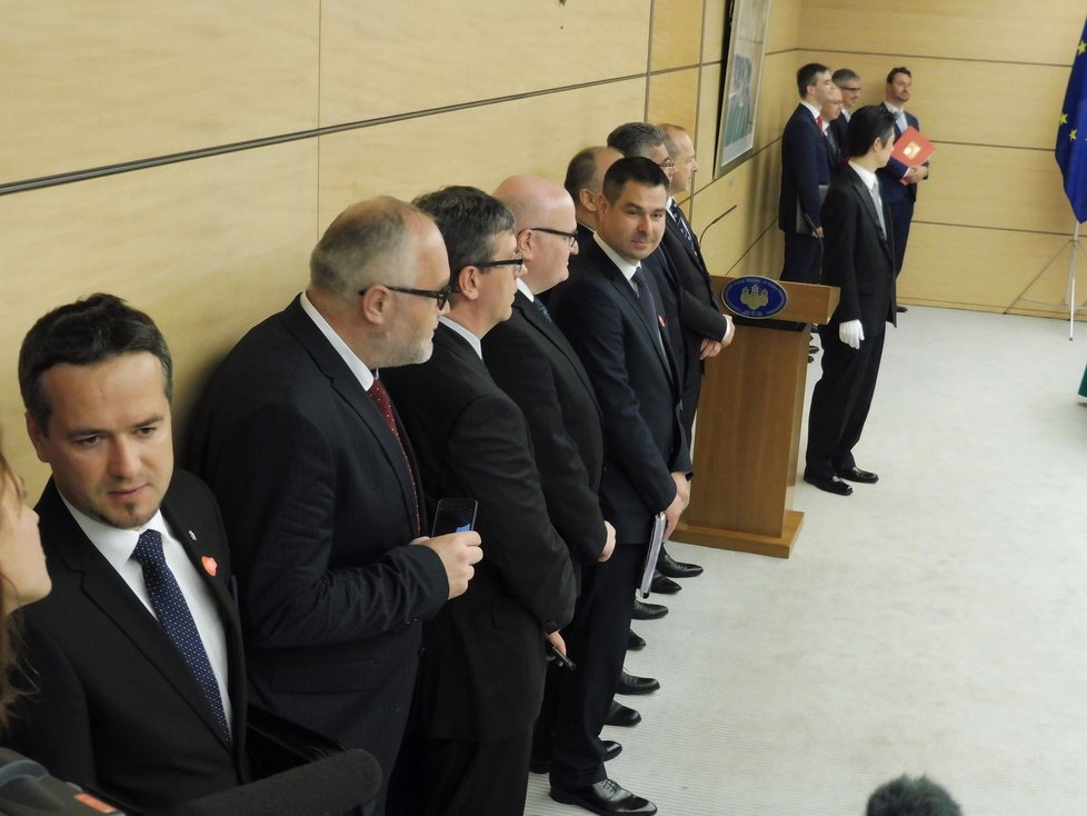Česká delegace během tiskovky premiérů Sobotky a Abeho v Tokiu, kam vyrazili i ministři Herman a Havlíček.