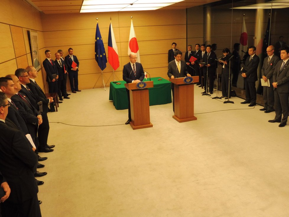 Premiér Bohuslav Sobotka na tiskovce spolu s japonským prezidentem Šinzem Abem