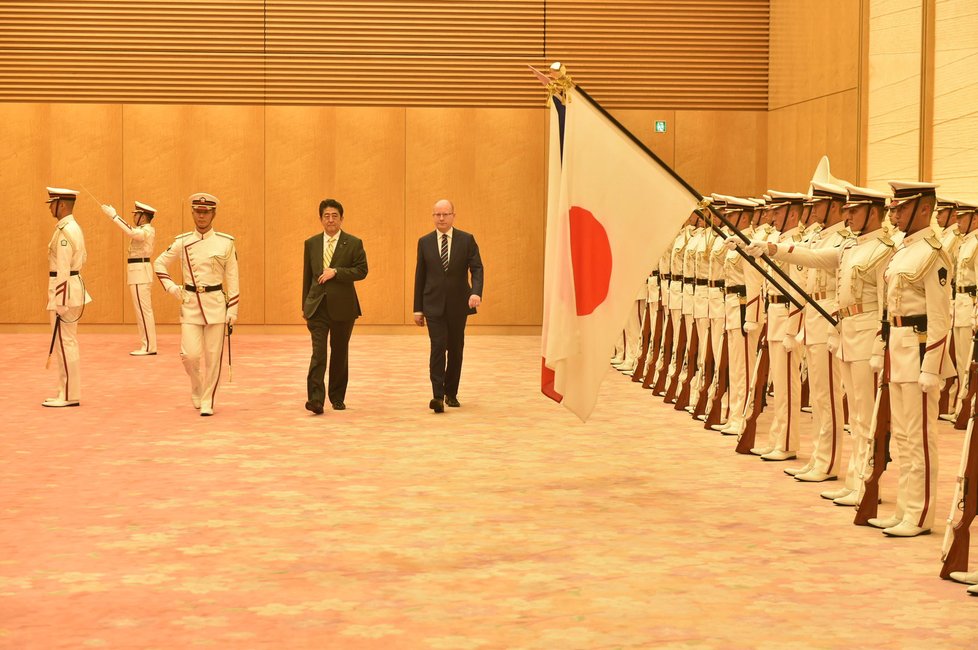 Sobotkova japonská mise: Ceremoniál, na kterém ho vítal premiér Šinzó Abe