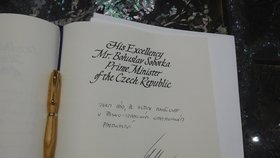 Vzkaz Bohuslava Sobotky v pamětní knize v prezidentském paláci v Jeruzalémě