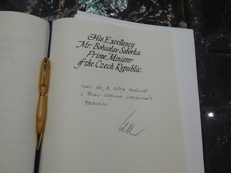 Vzkaz Bohuslava Sobotky v pamětní knize v prezidentském paláci v Jeruzalémě