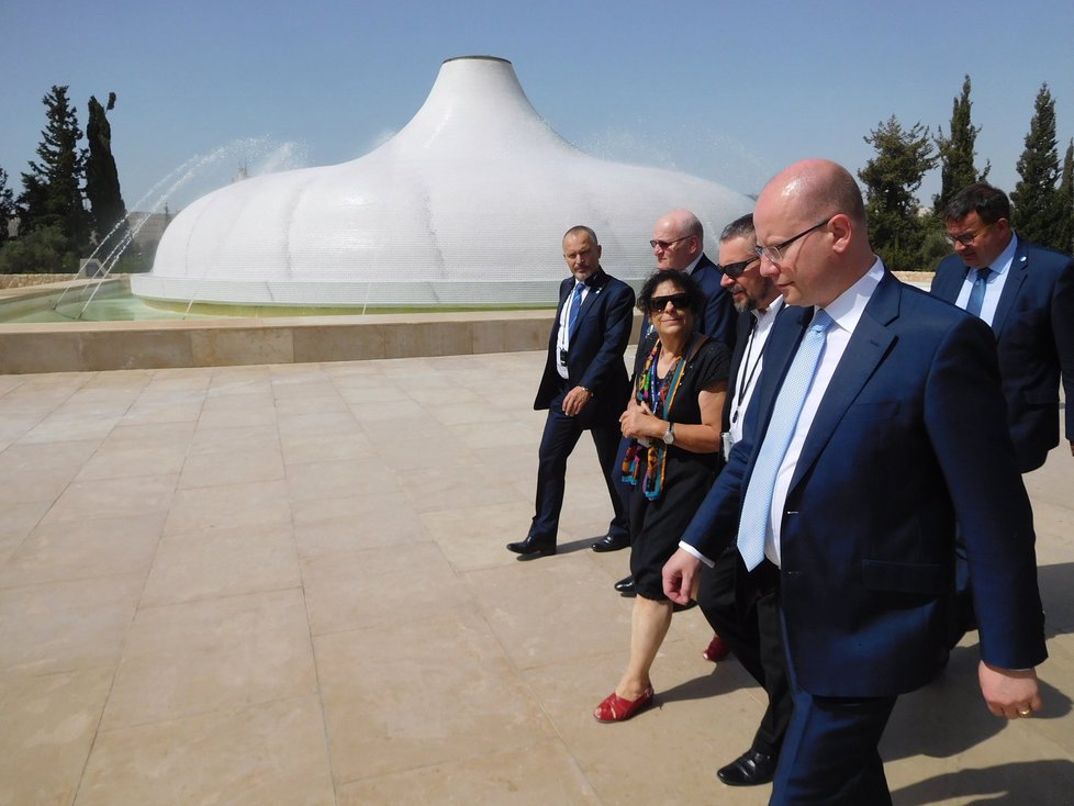 Premiér Sobotka s ministry Hermanem a Mládkem vyrazili v Jeruzalémě do Izraelského muzea, prohlédli si nejen svitky od Mrtvého moře, ale i další exponáty.