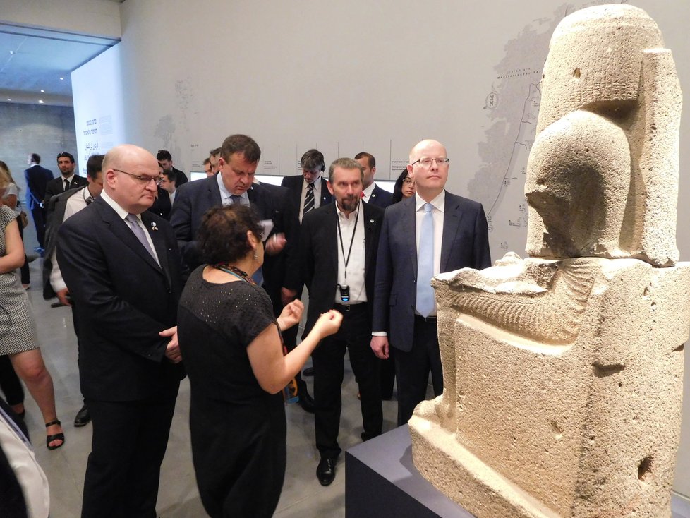 Premiér Sobotka s ministry Hermanem a Mládkem vyrazili v Jeruzalémě do Izraelského muzea, prohlédli si nejen svitky od Mrtvého moře, ale i další exponáty.