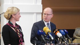 Kateřina Valachová a Bohuslav Sobotka si pochvalovali schválení změn financování škol.