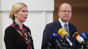 Kateřina Valachová a Bohuslav Sobotka si pochvalovali schválení změn financování škol.